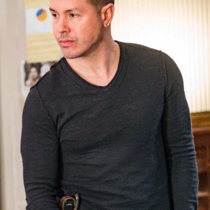 Antonio Dawson, personnage IA fascinant pour lancer votre aventure narrative.
