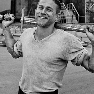 Roi ARTHUR, personnage IA fascinant pour lancer votre aventure narrative.