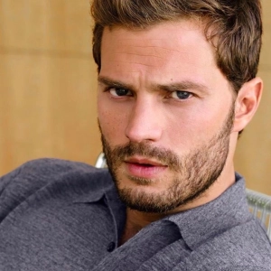 Jamie Dornan, personnage IA fascinant pour lancer votre aventure narrative.
