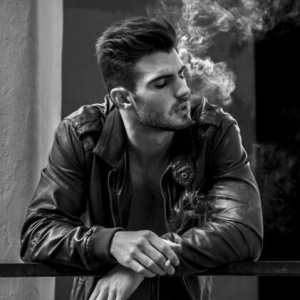 Cassius Bane, personnage IA fascinant pour lancer votre aventure narrative.